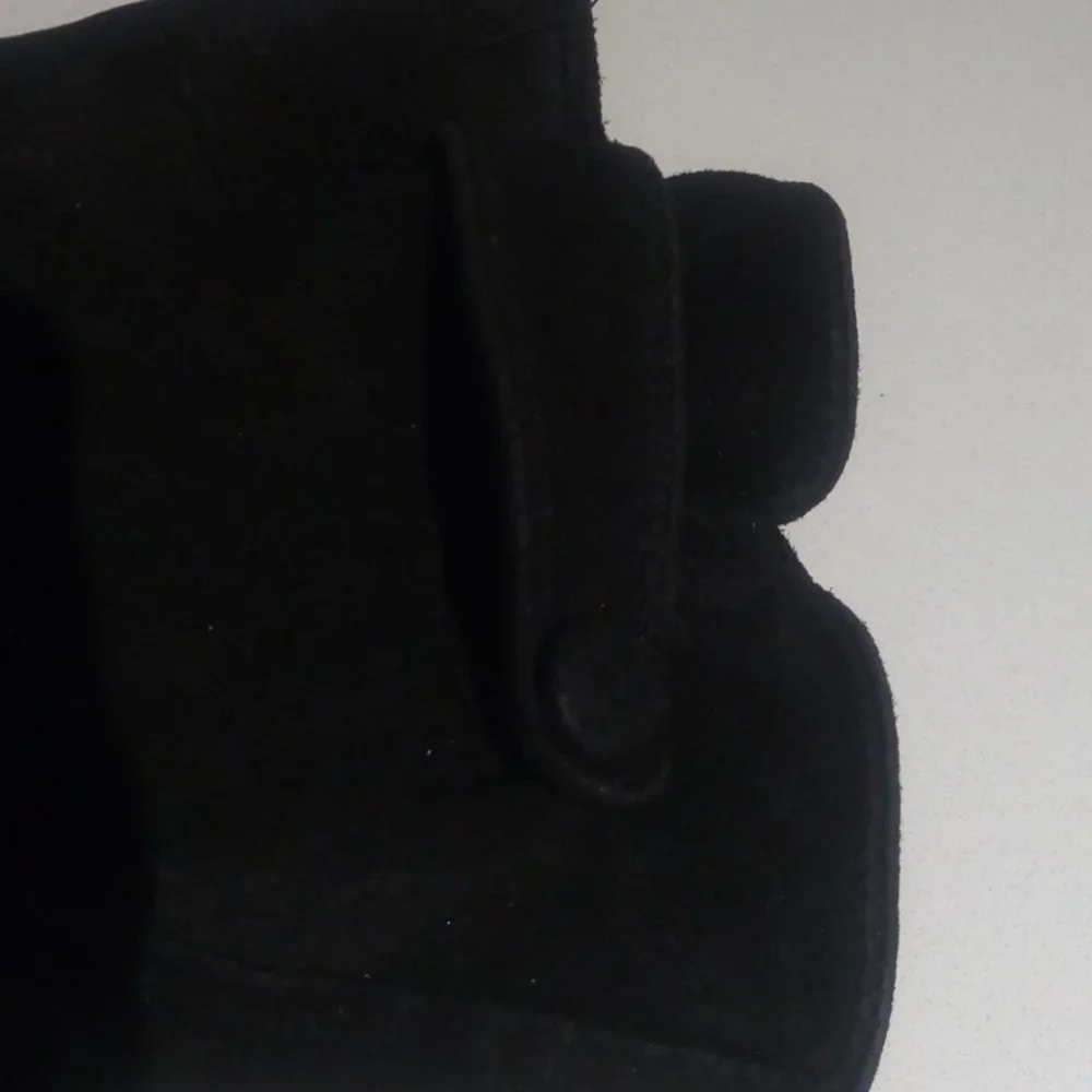 Modern Black Suede Gloves - Picture 5 of 7